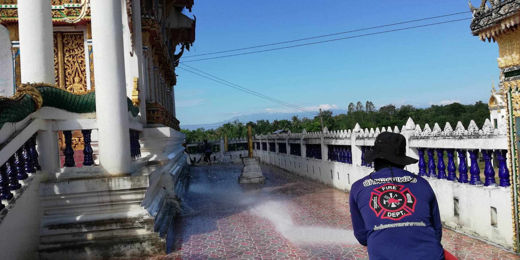 งานป้องกันและบรรเทาสาธารณภัย นำรถบรรทุกน้ำล้างโบสถ์วัดศรีจันทร์พัฒนาราม