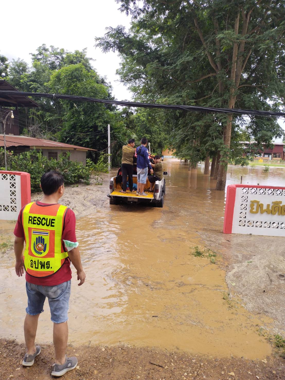 ช่วยเหลือผู้ประสบอุทกภัยตำบลท่าอิบุญ